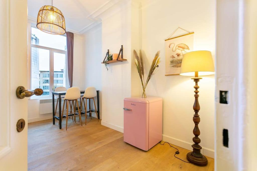 Pink Fairytale-Like Apartment Антверпен Екстер'єр фото